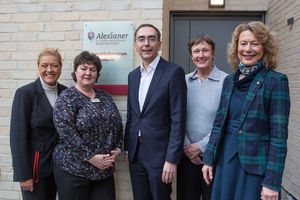 v.l.n.r.: Frauke Förster (Pflegedirektorin), Andrea Broy (Pflegerische Teamleitung), Frank Schubert (Kaufmännischer Direktor), Uta Fürstenberg (Oberärztin), Dr. med. Iris Hauth (Ärztliche Direktorin und Regionalgeschäftsführerin)